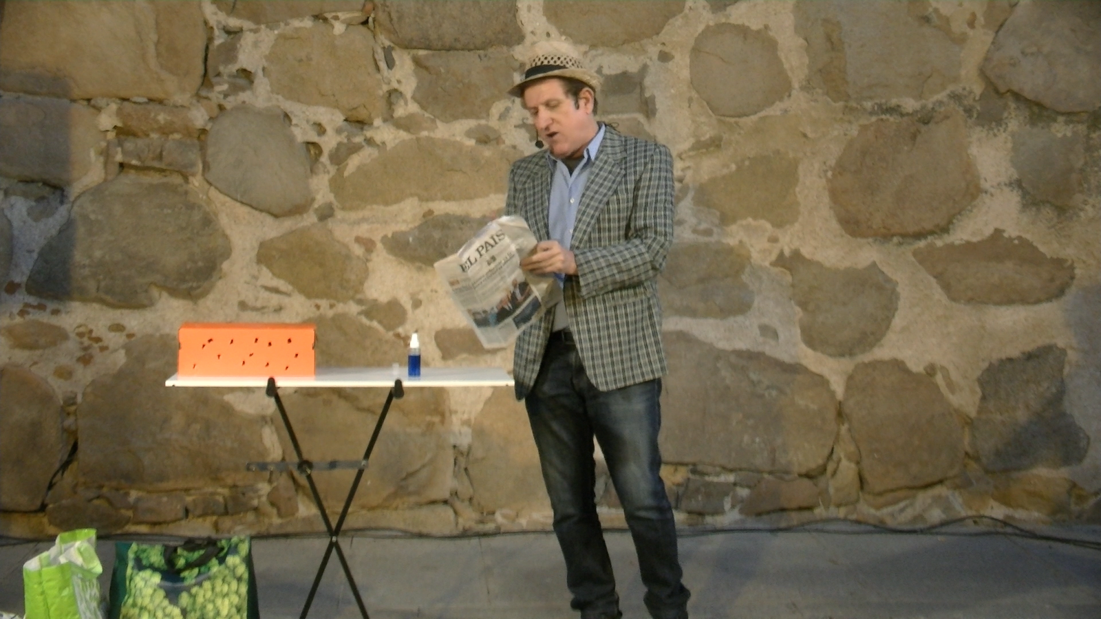 charlatan-4 Foto divertida del mago Armando de Miguel con una carta gigante y una taladradora