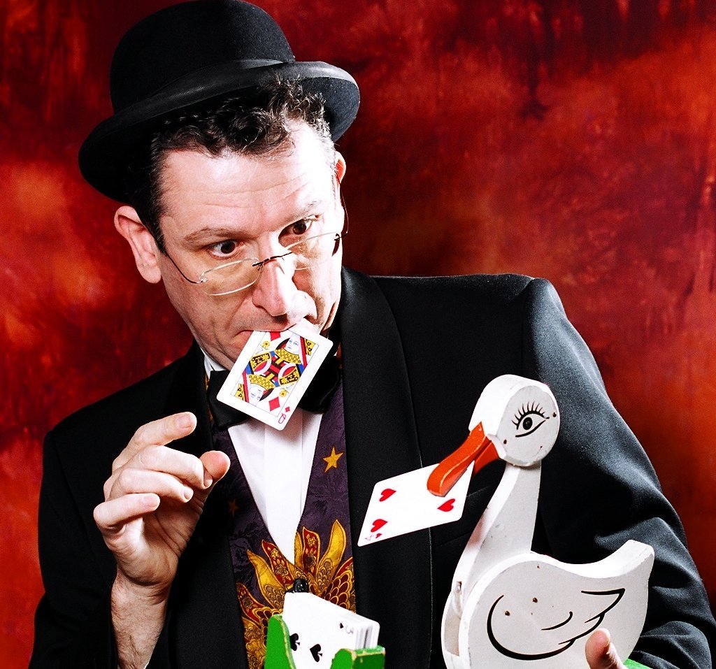 magia-infantil Foto divertida del mago Armando de Miguel con una carta gigante y una taladradora